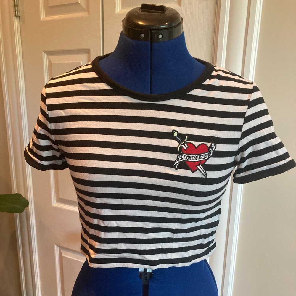 Divided cropped striped tee with heart patch